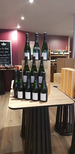 Sélection de vins présentée sur une table haute